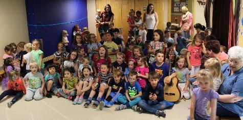Im St. Wolfgang-Kindergarten wurde aus dem Aktionstag Musik eine Aktionswoche, in deren Verlauf gesungen, musiziert und getanzt wurde. Zum krönenden Abschluss kamen die Kinder der Flexi-Klasse 1/2 in den Kindergarten und gaben ein Konzert der Extraklasse. - Foto von Werner Schulz