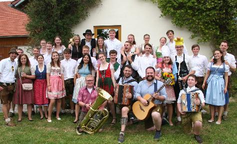 Mit Recht waren die Burgstaller stolz auf ihre feschen Kirwapaare, die beim Baumaustanzen eine gute Figur machten und von „Tuba-Tobi and Friends“ musikalisch begleitet wurden.  - Foto von Werner Schulz