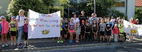 „Lauf mit für Afrika!“ Exakt 2125 Kilometer legten die Schulkinder unter diesem Motto beim 7. Solidaritätslauf zurück. Sie erwanderten bzw. erliefen so eine Spendensumme für die Projekthilfe Dr.Luppa in Höhe von 4 598,62 Euro. Aktiv mit dabei war auch Bürgermeister Hermann Falk (3.v.l.). Mit im Bild Rektorin Birgit Härtl (2.v.l..) und die Chef-Organisatoren der Veranstaltung, das Lehrerehepaar Hildegard Feyrer (l.) und Alois Feyrer (r.). - Foto von Werner Schulz