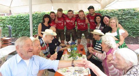 Unter dem Motto „Herzenssache“ wurde im Seniorenzentrum Evergreen von Bewohnern, deren Angehörigen und ehrenamtlichen Helfern ein Bilderbuch-Sommerfest gefeiert. Mit der Verpflichtung der Neidaffer Plattler hatte Heimleiterin Annett Schmerbauch einen Glücksgriff getan. Die feschen Burschen zündeten mit ihren teils akrobatischen Darbietungen ein wahres Feuerwerk der guten Laune. - Foto von Werner Schulz