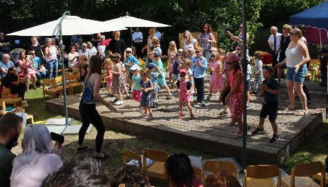 Nach dem besinnlichen Wortgottesdienst wurde es lebendig beim Sommerfest des Antonius-Kindergartens. Gruppenweise kamen die Kinder – alle eine Sonnenbrille auf der Nase - zum Flashmob auf die Bühne und tanzten zu Justin Timberlakes „Can’t stop the feeling“.  - Foto von 