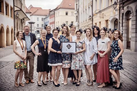 Der Gründungsmannschaft von LC Amberg gratulierten (von links) Distriktpräsidentin Katharina Schmiechen aus Erfurt, OB Michael Cerny und Distriktvizepräsidentin Stephanie Petermann aus Leipzig. Daneben das aktuelle Präsidium mit Vizepräsidentin Ann-Julie Trepesch, Präsidentin Nicole Asmus, Sekretärin Pia Wagner und Schatzmeisterin Stefanie Scheffer. - Foto von MG Fotografie