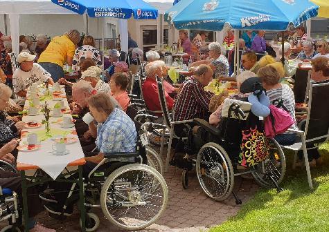 Nicht nur die Bewohner, sondern auch zahlreiche Gäste genossen das kulinarische Angebot und das abwechslungsreiche Unterhaltungsprogramm beim diesjährigen Sommerfest des BRK Seniorenwohn- und Pflegeheims St. Barbara. - Foto von Werner Schulz