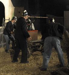 Letzten Samstag ging während der Stückl-Pause ein heftiger Gewitterregen nieder. Regisseur Held änderte spontan das „Drehbuch“ für den Beginn des zweiten Aktes: Die Hirschauer Feuerwehrler rückten nicht zur Brandbekämpfung, sondern zum Kellerauspumpen nach Schnaittenbach aus. - Foto von Werner Schulz