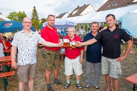 Zum 37. Mal organisierte Feuerwehrehrenvorstand Artur Gleich (Mitte), tatkräftig unterstützt vom 2. Feuerwehrvorsitzenden Thomas Maier (l.), die Kahlhofkirwa, deren Erlös vom ersten Tag an der Feuerwehr zufließt. Mit ihm stießen v. l. Vorstand Michael Schuminetz (2.v.r.). Kommandant Sebastian Jasinsky (2.v.l.) und sein Stellvertreter Claus Meyer (r.) auf das Gelingen des Festes an.  - Foto von Werner Schulz