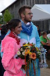 Das Baumaustanzen endete mit der Kür von Marie Giehrl und Erik Remhof zum neuen Oberkirwapaar. Beim Abbruch des obligatorischen Walzers hielten sie den Blumenstrauß in Händen. - Foto von Werner Schulz