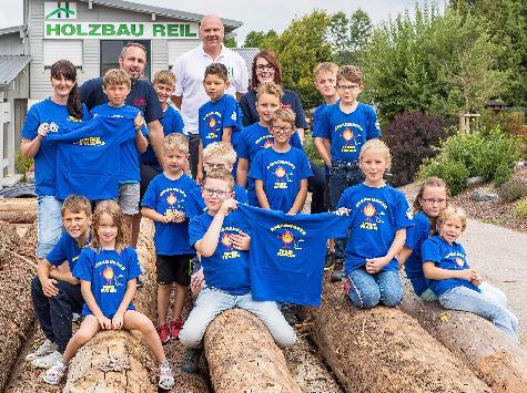 Bei ihrem Besuch im Sägewerk der Firma Holzbau Reil erfuhren die Jungen und Mädchen der Kinderfeuerwehr nicht nur einiges über den Betrieb. Firmen-Chef Christian Reil (hinten 2.v.r.) stattete sie mit neuen T-Shirts mit der Aufschrift „Hirschauer Feuerfunken“ aus. Mit den Kindern bedankten sich dafür die Betreuerinnen Marina Schlaffer (hinten r.) und Claudia Jasinsky (hinten l.) sowie Kommandant Sebastian Jasinsky (hinten 2.v.l.). - Foto von Werner Schulz