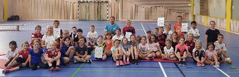 Jede Menge Spaß hatten die 40 Kinder, die letzten Freitag zum sportlichen Wettstreit in die Turnhalle des Conrad Sportvereins gekommen waren. Vorstand Holger Bauroth (Bildmitte) und sein Helferteam hatten dort einen Parcours aufgebaut, der es in sich hatte - Foto von Werner Schulz