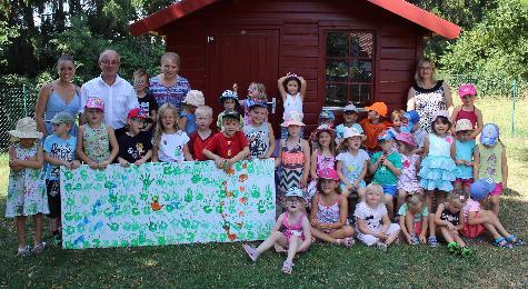 Die Mädchen und Jungen des St. Wolfgang-Kindergartens erfüllten den Wunsch von Raiffeisenbank-Vorstand Norbert Waldhauser (hinten 2.v.r.) und fertigten ein Kunstwerk für sein Büro. Mit im Bild die Erzieherinnen Julia Waldhauser (hinten l.), Hannelore Dorner (2.v.r.) und Kindergartenleiterin Uta-Maria Kriegler (hinten r.). - Foto von Werner Schulz