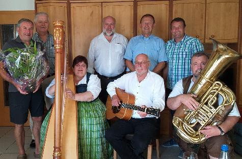 Die Schnaittenbacher Gruppe „Blecherne Sait’n“ (vorne v. l.: Ingrid Gericke, Josef Donhauser und Franz Gericke) wurde in der Kategorie Volksmusik mit dem Kulturpreis des Bezirks Oberpfalz ausgezeichnet. Dazu gratulierte auf Initiative von stellv. Bürgermeister Uwe Bergmann (hinten r.) eine SPD-Delegation mit Bezirksrat Richard Gaßner (2.v.r.), Ex-MdL Reinhold Strobl (2.v.l.) und Stadtrat Rudolf Bergmann (l.). Zu den Gratulanten zählte auch der stellv. Bezirksvorsitzende des Nordbayerischen Musikbunds Werner Stein (hinten Mitte). - Foto von Werner Schulz