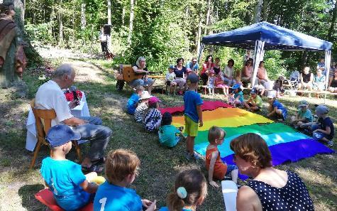 Durch die von Stadtpfarrer Bergmann (links) geleitete Abschlussandacht des St. Wolfgang Kindergartens, die bei der Kreuzigungsgruppe am Kalvarienberg gefeiert wurde, zog sich das Thema „Das Leben ist bunt wie ein Regenbogen“ wie ein roter Faden. Zu jeder von den Elternbeiräten vorgetragenen Fürbitte rollten die Kinder ein Tuch mit einer der Regenbogenfarben aus. - Foto von Werner Schulz