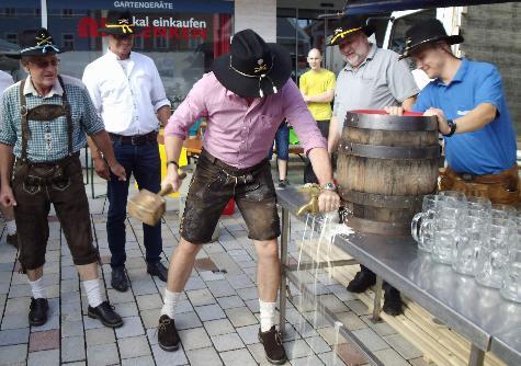 Das Anzapfen des ersten Fasses Festbier überließ Bürgermeister Hermann Falk (2.v.l.) Lieutenant Colonel Timothy Wright (Mitte), dem Kommandeur der „First Squadron of the second Stryker Cavalry Regiment”. Vier Hammerschläge reichten ihm aus, dann konnte er verkünden, dass „o‘zapft is“. Mit im Bild: Musikzug-Vorstand Maximilian Stein (r.), NBMB-Kreisvorsitzender Werner Stein (2.v.r.) und Brauerei-Chef Franz Dorfner (l.). - Foto von Werner Schulz