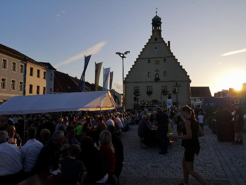 Das 45. Marktplatzfest des Musikzugs erwies sich einmal mehr als echter Besuchermagnet. Hirschaus Innenstadt wurde zu einer einzigen Partymeile, auf der sich Einheimische wie auswärtige Gäste in Scharen ein Stelldichein gaben und bei bester Stimmung feierten. - Foto von Werner Schulz