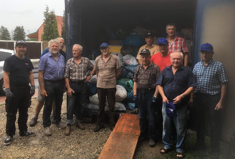 Rund 14 Tonnen Altpapier und 8 Tonnen Altkleider verluden die freiwilligen Helfer der Kolpingfamilie am Samstag bei der notwendigen Räumung der Altkleidersammelstelle in zwei Großcontainer. Der Stadel wird in den nächsten Wochen vom Obst- und Gartenbauverein selbst genutzt.  - Foto von Werner Schulz