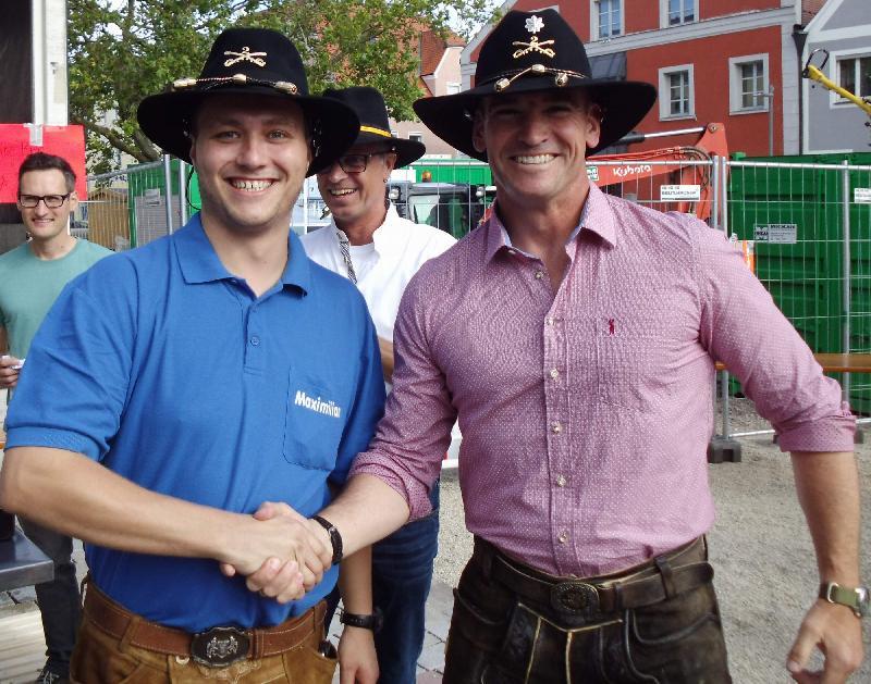 Für seine Verdienste um die Pflege der Freundschaft zwischen der First Squadron des Second Stryker Cavalry Regiments und dem Musikzug zeichnete Lieutenant Colonel Timothy Wright (r.) den Musikzug-Vorsitzenden Maximilian Stein (l.) mit einem Original-Cavalry Stetson aus. Bildmitte: Bürgermeister Hermann Falk, dem diese Ehre bereits früher zuteil wurde. - Foto von Werner Schulz