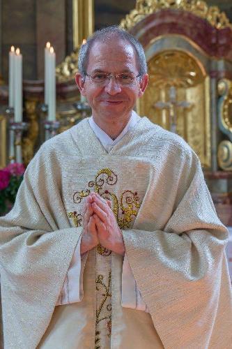 Am 1. September tritt Pfarrer Johann Hofmann seinen Dienst als Hirschauer Stadtpfarrer an. Der Zeitpunkt hätte nicht besser gewählt werden können: Am ersten September-Sonntag wird traditionell Kirwa gefeiert. Die erste von ihm in der Stadtpfarrkirche zelebrierte Messfeier ist der Kirchweihfestgottesdienst. - Foto von Werner Schulz