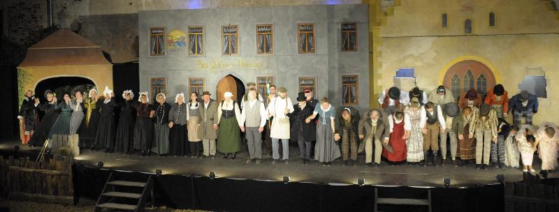 Schauspielerisch überzeugende Leistungen bot das 68-köpfige Darstellerensemble bei den 8. Hirschauer Stückl-Festspielen und dem Volksstück „Die Erbschaft“. Dass dies auf „alte Hasen“ wie Bühnenneulinge zutraf, darf in hohem Maß den Regisseurdebütanten Dieter Held (15.v.l.) und Saskia Krügelstein (14.v.l.) zugeschrieben werden. - Foto von Werner Schulz