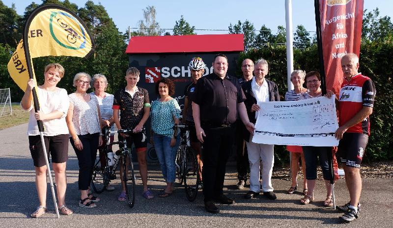 Beim 17. Pirker Kreisel gab es am Samstag einen neuen Teilnehmerrekord. 285 Starter*innen machten sich auf den 29,5 Kilometer langen Rundkurs und legten die Rekord-Gesamtstrecke von 21 240 Kilometer zurück. Dank der Sponsoren ersportelten sie die Summe von 3 975 Euro. Bei der Spendenübergabe v. l.: Isabel Haustein, Ingrid Betz, Annemarie Brandl, Barbara Mark, Martina Birner, Thomas Kick, Gerhard Schlögl, Stefan Birner, Africa-Luz-Vorsitzender Prof. Dr. Dieter Dausch, Dr. Burglinde Dausch, Chef-Organisatorin Bärbel Birner und Kreisel-Gründer Josef Böller. - Foto von Werner Schulz