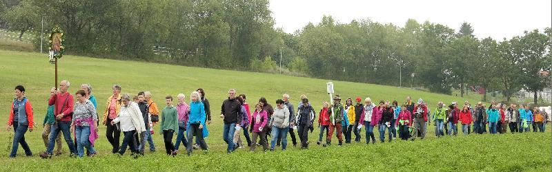 Zum siebten Mal hatte die Stadtpfarrei Mariä Himmelfahrt zur Mausberg-Wallfahrt eingeladen. Unter Leitung von Wolfgang Weih machten sich am Sonntag rund 80 Männer, Frauen und Kinder vom Bischof-Bösl-Platz aus auf den 7,2 Kilometer langen Pilgerweg zur Marienwallfahrtskirche in Gebenbach. - Foto von Werner Schulz