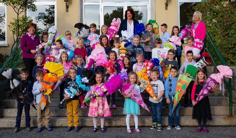 Für 30 ABC-Schützen begann am Dienstag an der Hirschauer Grundschule der Ernst des Lebens. 19 von ihnen werden von Lehrerin Elvira Schulze (l.) in einer reinen ersten Klasse unterrichtet, die anderen elf von Studienrätin Hildegard Feyrer (r.) zusammen mit zehn Zweitklässlerin in einer Flexi-Klasse 1/2. An ihrem ersten Schultag wurden die Schulneulinge von Rektorin Birgit Härtl (Mitte) begrüßt.  - Foto von Jentry Meißner