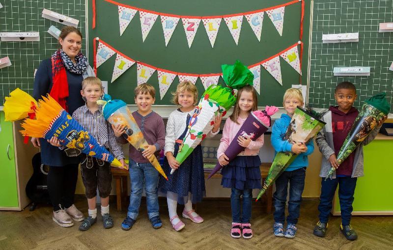 Die Ehenfelder Grundschule ist seit Jahrzehnten die kleinste im Schulamtsbezirk Amberg-Sulzbach. Klassenleiterin Amelie Schaller konnte sechs Schulneulinge begrüßen, die zusammen mit vier Zweitklässlern in der Flexi-Klasse 1/2 unterrichtet werden. - Foto von Jentry Meißner