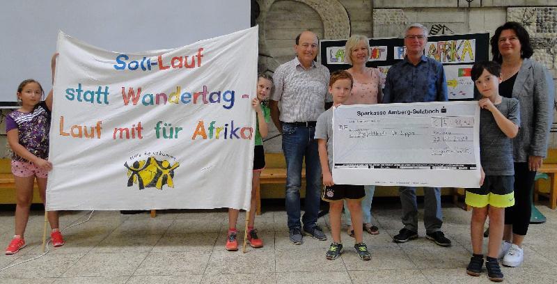 Zu einem großen Erfolg wurde der 7. Solidaritätslauf, den die Hirschauer und Ehenfelder Schulkinder im Juli unter dem Motto „Lauf mit für Afrika“ absolvierten. Dem Vorsitzenden der „Projekthilfe Dr. Luppa“ Dr. Ulrich Siebenbürger (2.v.r.) konnten Rektorin Birgit Härtl (r.) und die Initiatoren der Aktion, das Lehrerehepaar Hildegard (2.v.l.) und Alois Feyrer (l.) eine Spende in Höhe von 4598,62 Euro für die Finanzierung des Schulhausneubaus in Tindjassi in Togo übergeben.  - Foto von Werner Schulz