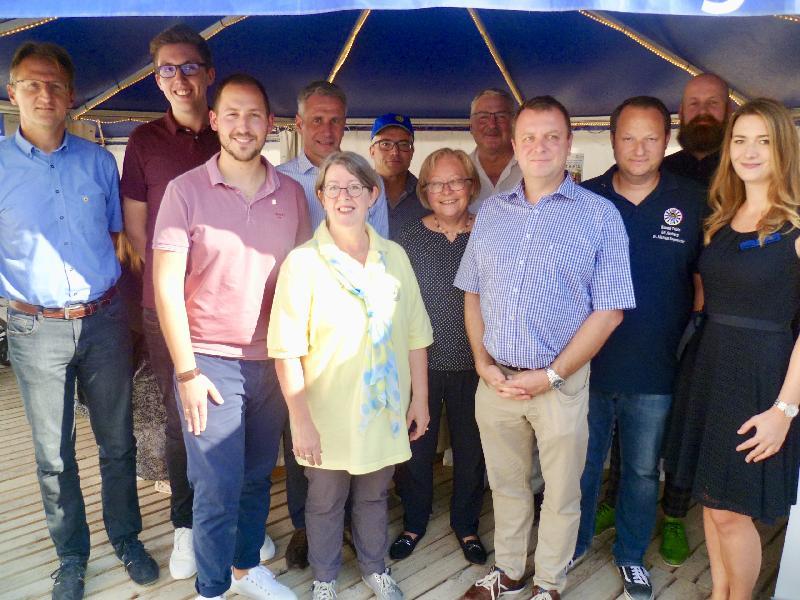 Ein geselliges Treffen am Monte Kaolino führte Vertreter aller zehn Serviceclubs der Region zusammen. Über den regen Zuspruch freute sich die Präsidentin des gastgebenden Clubs Soroptimist Amberg, Susan Batten-Seidl (vorne, Vierte von links). Neben ihr SkF-Vorsitzende Marianne Gutwein, an deren Organisation der Erlös aus der Veranstaltung gehen wird. - Foto von Uschald PR Amberg