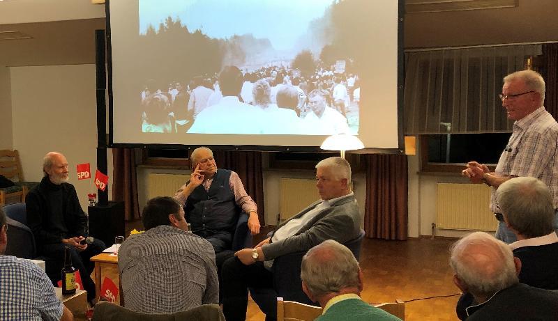 Ein Zeitzeugnis der besonderen Art konnten die Besucher eines Filmabends des SPD-Ortsvereins-Hirschau erleben. Unter der Moderation von Vorsitzendem Günther Amann (am Tisch links) schilderten Alt-Landrat Hans Schuierer aus Schwandorf (Mitte) und MdL a.D. Reinhold Strobl (am Tisch rechts) im kleinen Saal des Josefshauses persönliche Erlebnisse aus der Zeit des Widerstandes gegen die WAA und beantworteten Fragen aus dem Publikum (rechts Diskussionsredner  Rudolf Wild). - Foto von Rudi Wild