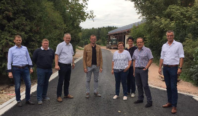 Ober- und Untersteinbach sind als einzige Hirschauer Ortsteile noch an keine Kläranlage angeschlossen. Damit ist bald Schluss. In Untersteinbach wurde die Kanalbaumaßnahme vor kurzem abgeschlossen, in Obersteinbach begonnen. Die CSU informierte sich vor Ort. V. l.: Stadtrat Christian Gnan, stellv. CSU-OV Martin Merkl, die Stadträte Josef Luber, Hermann Gebhard, Bärbel Birner, Birgit Birner, Fraktions-Vorsitzender Dr. Hans-Jürgen Schönberger und Bürgermeister Hermann Falk. - Foto von Werner Schulz