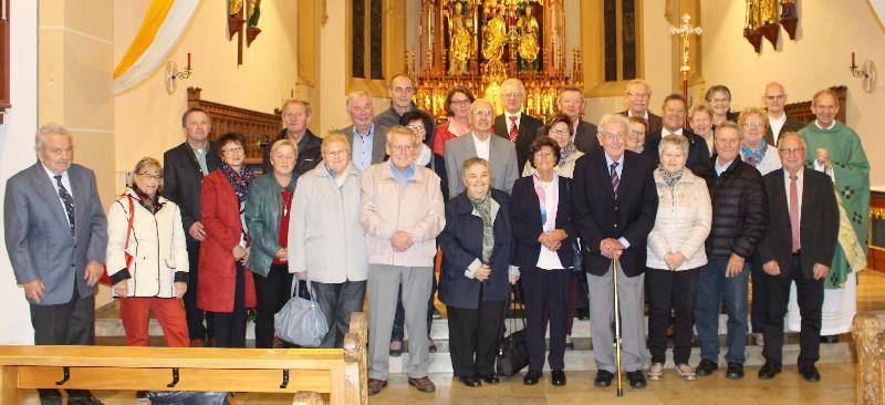 Anlässlich ihrer Ehejubiläen feierten vierzehn Jubelpaare der Pfarreien Hirschau und Ehenfeld gemeinsam mit Stadtpfarrer Johann Hofmann (r.) in der Stadtpfarrkirche Mariä Himmelfahrt einen Dankgottesdienst. Mit im Bild Pfarrgemeinderatssprecher Laurenz Beck (hintere Reihe 3.v.l.). - Foto von Werner Schulz