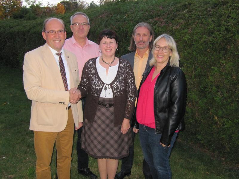 Bürgermeister Josef Birner gratuliert Maria Schwab zum 25. Dienstjubiläum bei der Stadt Hirschau. 2.von links Personalamtsleiter Christian Piehler, rechts Uta Kriegler, Leiterin des Wolfgangkindergarten, daneben Personalratsvorsitzender  Christian Horn - Foto von Gerhard Fleischmann