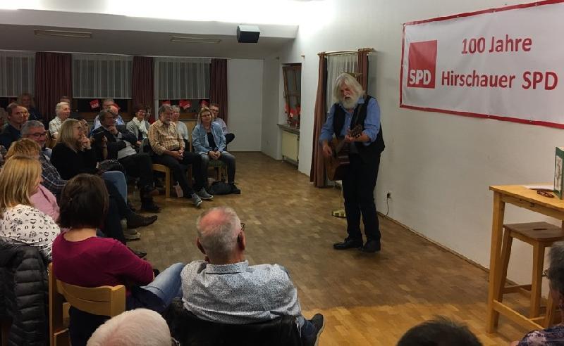 Er wurde zum Highlight dieser etwas andere HIGHMAT-Abend mit Sepp Raith. Zum gleichnamigen Programm des bayerischen Liedermachers hatte der SPD-Ortsverein-Hirschau im Rahmen seines 100jährigen Gründungsjubiläums in den kleinen Saal des Josefshauses eingeladen.  - Foto von Amann Günther