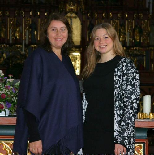 „Amoi seng ma uns wieda“ – Musik zum Abschied! Unter diesem Titel gestalten Melanie Dotzler (r.), alias Sängerin Mièl, und die Pianistin Iryna Hermann (l.) im Trauermonat November vier Konzerte in Amberg, Hirschau und Gebenbach. - Foto von Werner Schulz