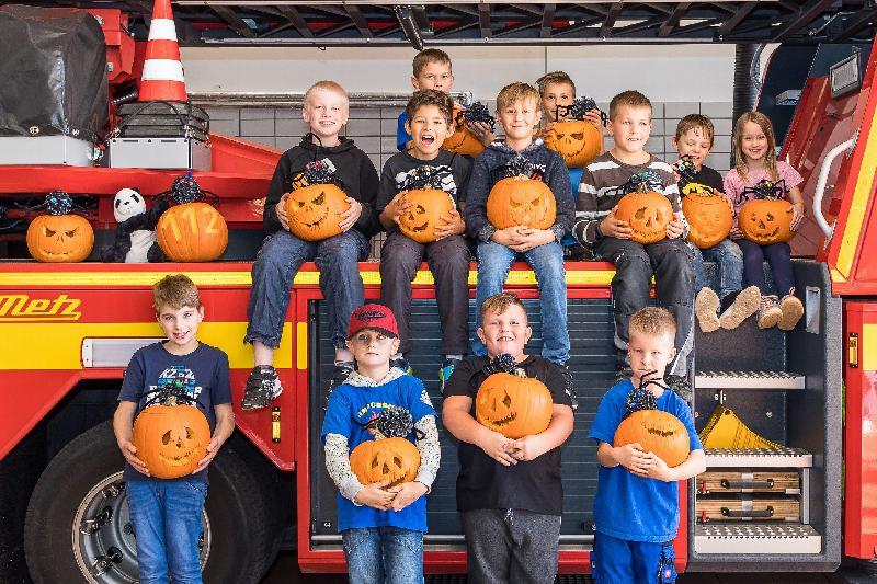 Feuerfunken nennen sich die Jungen und Mädchen der Hirschauer Kinderfeuerwehr. In ihrer Oktober-Gruppenstunde stellten sie kunstvoll geschnitzte Kürbisse her. Damit sind sie bestens für den Halloween-Abend gerüstet. - Foto von Werner Schulz