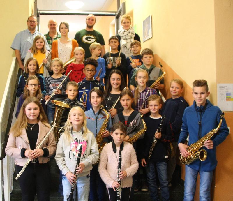 23 Mädchen und Jungen im Alter zwischen 7 und 14 Jahren aus den Reihen der Musikkapelle Ursensollen (9), der Hahnbacher Marktbläser (6), der Ehenbacher Blaskapelle (4), der Blasmusik Gebenbach (3) und der Werkvolkkapelle Schlicht (1) haben vor kurzem das Juniorabzeichen des Nordbayerischen Musikbundes erworben. Ihnen gratulierten (hintere Reihe v. l.:  Josef Köppl (Roding), Kreisdirigent Gerhard Böller (Gebenbach), Wolfgang Vögele (Hirschau) und Angelika Schöpf (Gebenbach). - Foto von Werner Schulz