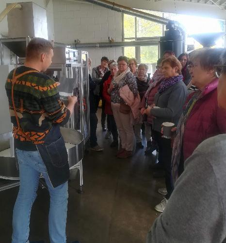 Auf reges Interesse stieß die Einladung des Katholischen Frauenbundes zum Informationsbesuch in der Kaffeerösterei ba.ro.co. in Amberg. 35 Frauen nahmen an der Führung durch Firmeninhaber Thomas Hoppe (l.) teil.  - Foto von Werner Schulz