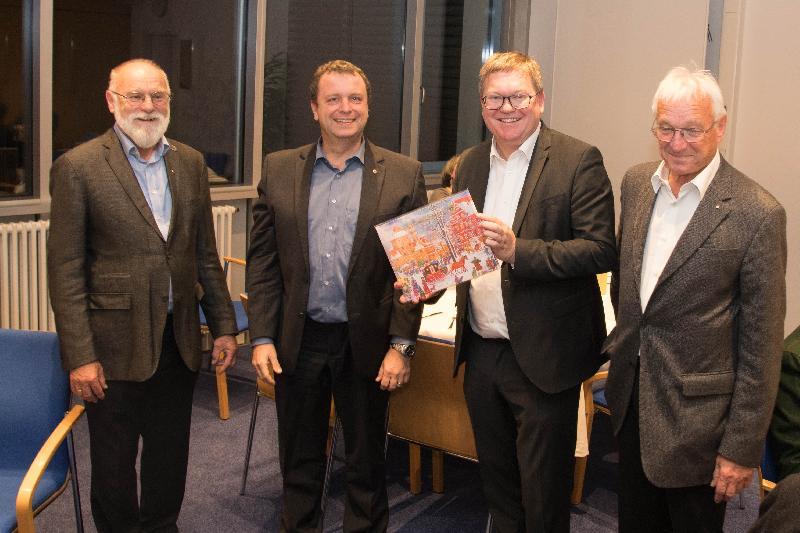 Das Präsidium des Lions-Clubs Amberg übergab das erste Exemplar des diesjährigen Adventskalenders an OB Michael Cerny (Zweiter von rechts). Von links Vizepräsident Peter Seidl, Präsident Andreas Herrmann und Dr. Hans Rogenhofer, Vorsitzender des Lions-Hilfswerks Amberg. Bild: usc - Foto von Uschald