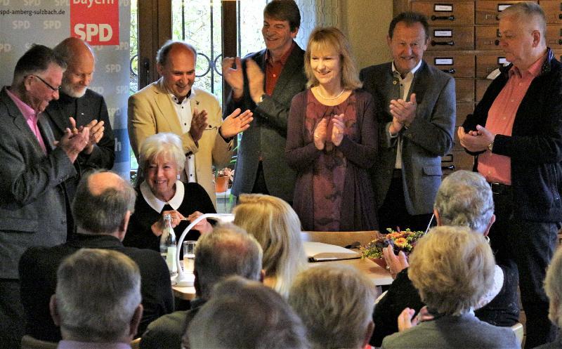 „Wohlergehen und Erfolg“ wünschte Bundesfamilienministerin a.D. Renate Schmidt den Hirschauer Bürgerinnen und Bürgern beim Eintrag ins Goldene Buch und „ihrer SPD“ alles Gute zum 100. Geburtstag.
Über ihren Besuch in der Kaolinstadt freuen sich (von links) Landrat a.D. Armin Nentwig, SPD-Vorsitzender Günther Amann, 2. Bürgermeister Josef Birner, Landratskandidat Michael Rischke, stellvertretende Landrätin Brigitte Bachmann, Bezirksrat Richard Gassner und MdL a.D. Reinhold Strobl.
 - Foto von Günther Amann