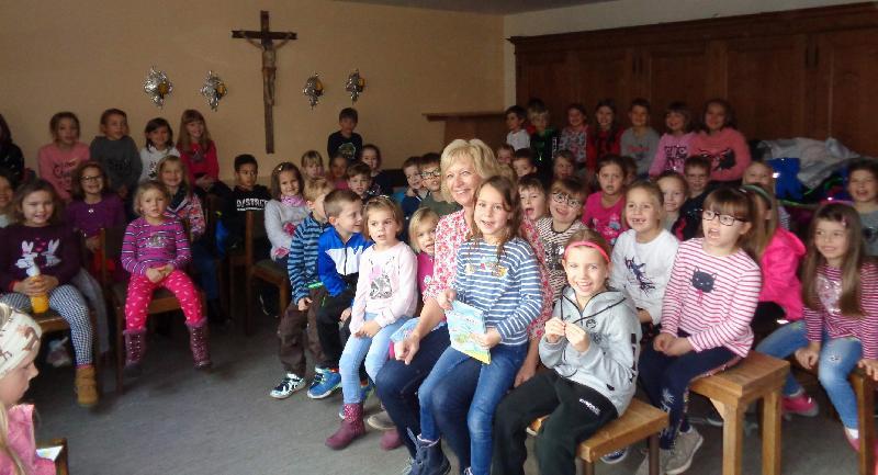 56 Vor- und Grundschulkinder lauschten in der Stadt- und Pfarrbücherei den spannenden Geschichten vom „Hexenmädchen Lakritze“, mit denen sie Grundschullehrerin Hildegard Feyrer (vorne Mitte) derart fesselte, dass sie sogar Lakritzes Zaubersprüche mitsprachen. - Foto von Werner Schulz
