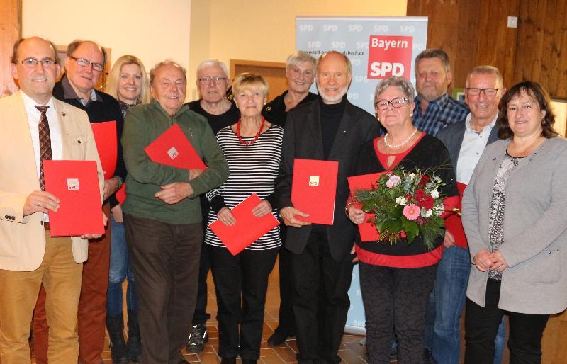 Bei einem Festakt zum 100. Gründungsjubiläum ehrte die Hirschauer SPD langjährige Mitglieder. Von links im Bild: 2. Bürgermeister Josef Birner, Georg Gebhardt, Claudia Bosser, Albert Kraus, Günther Widmann, Elisabeth Böller-Kielhorn, Ingrid Schlosser, Vorsitzender Günther Amann, Marianne Braun, Franz Schlosser, Rudi Wild und MdB Marianne Schieder. - Foto von Günther Amann