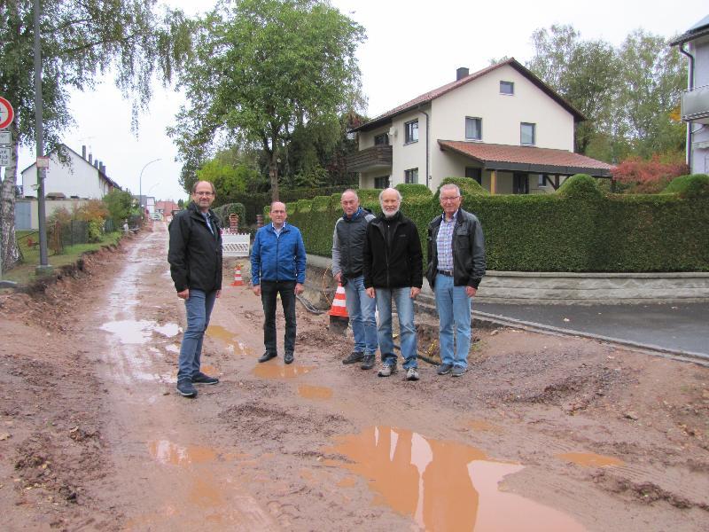 Der Ausbau der Moosweiherstraße erforderte in den letzten Wochen viel Geduld und Verständnis der Anwohner.  Die Teerung soll noch in den nächsten Wochen erfolgen. Im Bild von links nach rechts: Die Stadträte Michael Högl, 2. Bürgermeister Josef Birner, Wolfgang Bosser, Günther Amann, Rudolf Wild. - Foto von Birner Josef