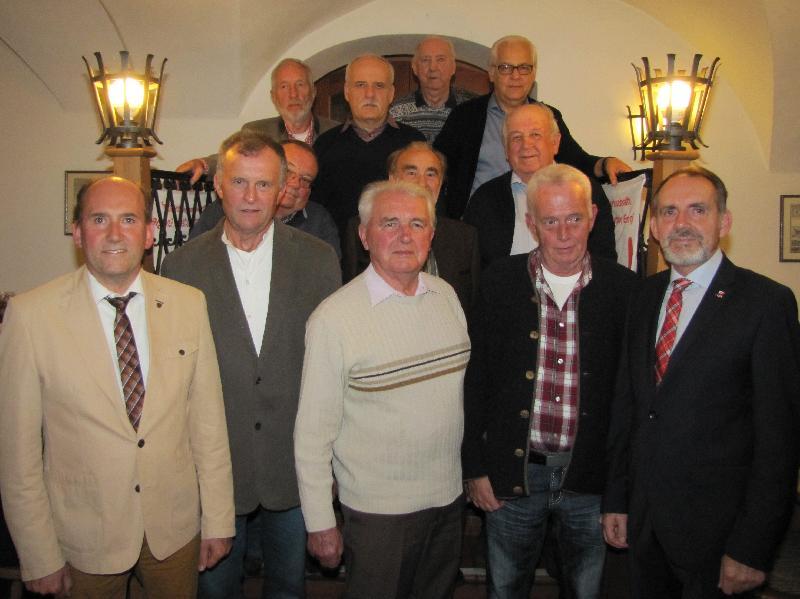 Im Rahmen der Jubilarehrung im Schlosshotel zeichnete die Industriegewerkschaft Bergbau, Chemie, Energie langjährige verdiente Mitglieder aus.
Jeweils von links, 1. Reihe: Ortsgruppenvorsitzender Josef Birner, Josef Biller, Felix Fischer, Michael Hirling, IG BCE Bezirksleiter Hartmuth Baumann.
2. Reihe: Gerhard Schmidt (OG Hagendorf), Edwin Steinl, Josef Schmid
3. Reihe: Alfred Schlosser, Karl Mader, Friedrich Kreitinger, Rainer Sandner  - Foto von Josef Birner