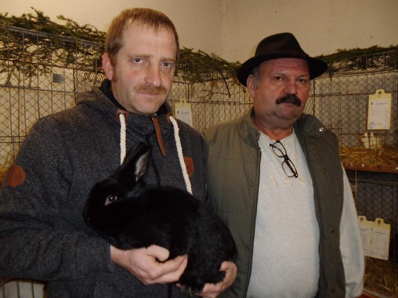 Die Hirschauer Hoserer sind gespannt, welches ihrer Kaninchen von den Preisrichtern dieses Jahr als bester Rammler ausgezeichnet wird. Im Vorjahr war dies Alex Hollederers (l.) Alaska. Rechts im Bild: Vorstand Georg Maier. - Foto von Werner Schulz