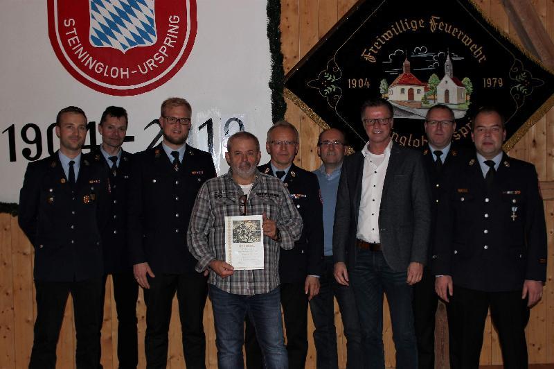 Ein Höhepunkt des Kameradschaftsabends der Freiwilligen Feuerwehr Steiningloh-Urspring war die Ehrung von Ernst Stauber (4.v.l.) für 50-jährige Mitgliedschaft. Dazu gratulierten ihm v. r. KBM Marco Weiß, KBI Martin Schmidt, 1. Bgm. Hermann Falk, 2. Bgm. Josef Birner und 1. Kommandant Ludwig Fischer. V. l.: 2. Vorstand Michael Pfab, 2. Kommandant Josef Giehrl und 1. Vorstand Sebastian Lobenhofer. - Foto von Werner Schulz