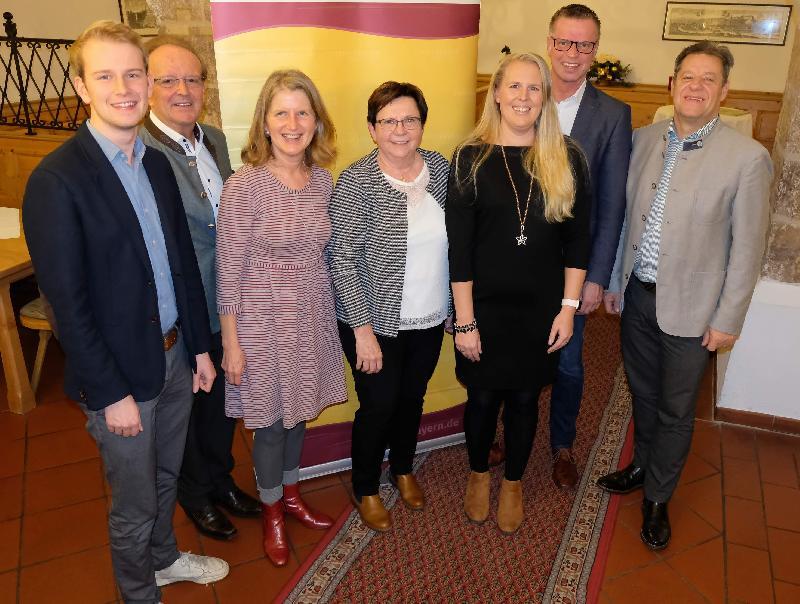 Bei den Stadtratswahlen 2020 schickt die CSU-Frauen-Union mit v. l. Gertrud Siegert, Bärbel Birner und Michaela Meier drei Kandidatinnen ins Rennen. Ihnen sagten der CSU-Ortsvorsitzende Florentin Siegert (l.), CSU-Fraktions-Sprecher Dr. Hans-Jürgen Schönberger (2.v.l.), 1. Bürgermeister Hermann Falk (2.v.r.) und 3. Bürgermeister Peter Leitsoni (r.) ihre Unterstützung zu. - Foto von Werner Schulz