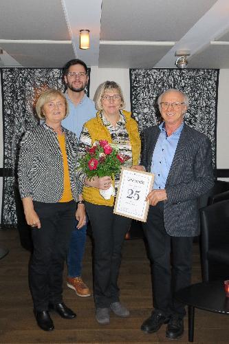 Im Rahmen einer Feierstunde wurde Gabriele Stümpfl für ihre langjährige Firmentreue geehrt. Der beiden Firmeninhaber Alfred und Edith Härtl mit Geschäftsführer Dominik Stümpfl gratulieren Frau Stümpfl für 25 Jahre Betriebszugehörigkeit.  - Foto von Alfred Härtl