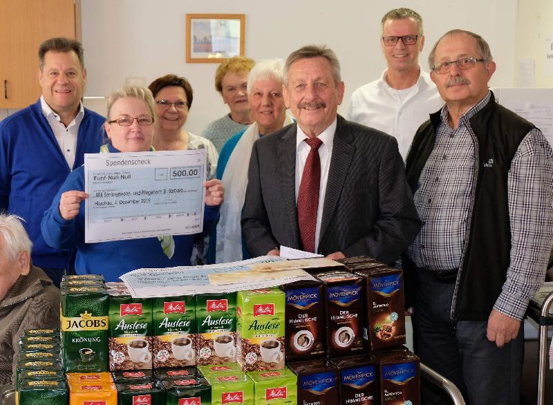 Einen 500 Euro-Scheck und 90 Pfund Kaffee hatte die Förderkreis-Delegation am Barbara-Tag beim Besuch im BRK-Seniorenwohn- und Pflegeheim St. Barbara im Gepäck. V. l.: 3. Bürgermeister Peter Leitsoni (Vorstandsmitglied), Pflegedienstleiterin Patricia Kugler, Stadträtin Bärbel Birner (Vorstandsmitglied), Heidi Flierl (Vorstandsmitglied), stellv. Vorsitzende Hildegard Kohl, Vorsitzender Werner Schulz, Bürgermeister Hermann Falk und Schatzmeister Reinhold Birner. - Foto von Werner Schulz