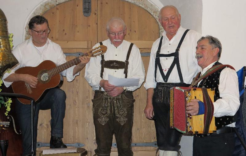 Bei der Geburtstags-Schlosmusi traten die Watzndorfer nochmals in der Erstbesetzung mit v. l. Helmut Fuchs, Franz Dietz, Hans Drexler und Sepp Strobl auf und präsentierten die Stücke „Böhmisch Musi“ und „Mir san vom Wold dahoam“. - Foto von Werner Schulz