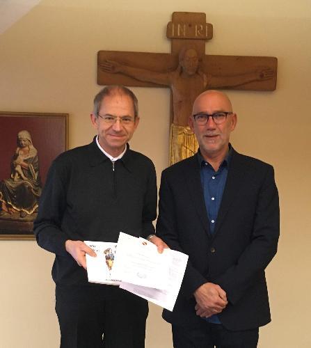 Zu Beginn des Festabends stand Pfarrer Johann Hofmann (l.) im Mittelpunkt. Mit dem Kolping-Zitat „Gott stellt jeden dahin, wo er ihn braucht“ hieß ihn der Vorsitzende Siegfried Schorner (r.) als neuen Präses der Kolpingsfamilie willkommen und überreichte ihm die von Bischof Rudolf Voderholzer unterzeichnete Ernennungsurkunde und ein Präsent. - Foto von Werner Schulz