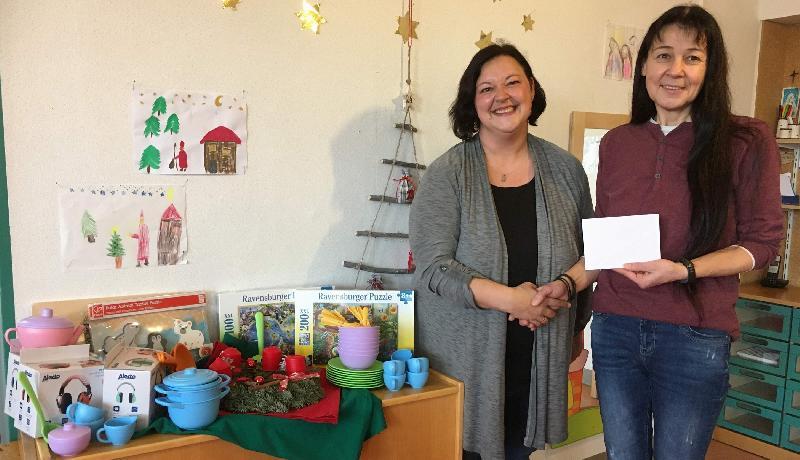 Christkindl spielen durfte die Elternbeiratsvorsitzende des Marien-Kindergartens Michaela Hofmann (l.). Sie überreichte der Einrichtungsleiterin Christa Bauer (r.) pädagogische Spielsachen, die mit dem Erlös der diesjährigen Martinsfeier finanziert wurden. - Foto von Werner Schulz